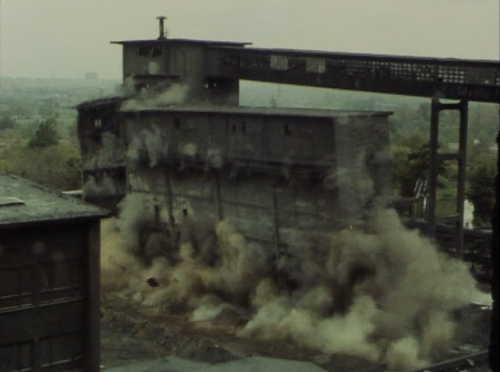 Filmfoto: Sprengung der Fabrik