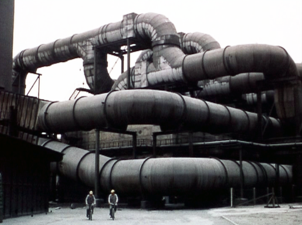 Filmfoto: Rohrverlegungen in der Karbidfabrik