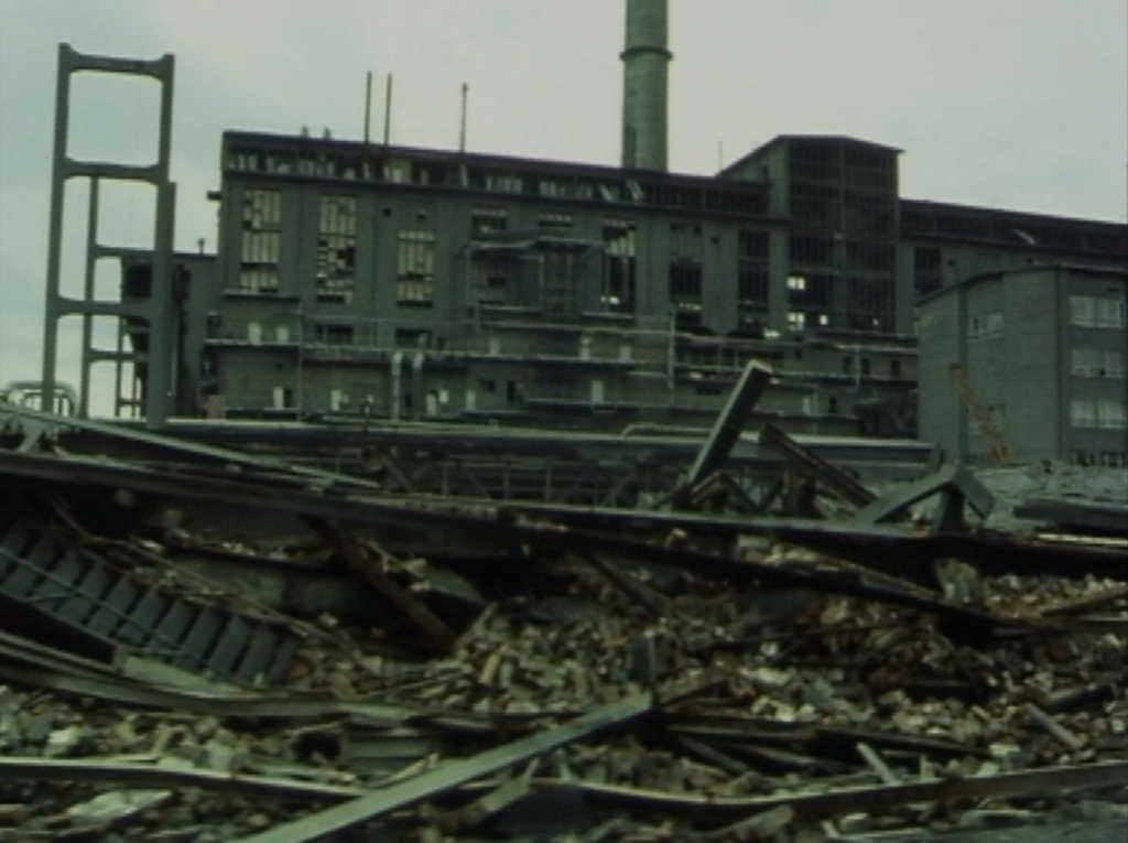 Filmfoto: Die Ruine der Buna-Werke in Halle