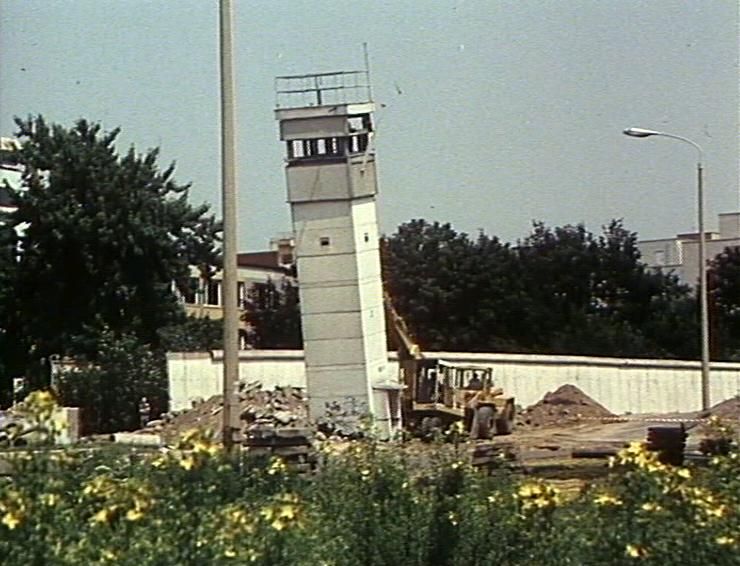 Komm in den Garten (1990): Umstürzender Wachturm im ehemaligen Grenzgebiet (Foto: Michael Lösche, DEFA-Stiftung)