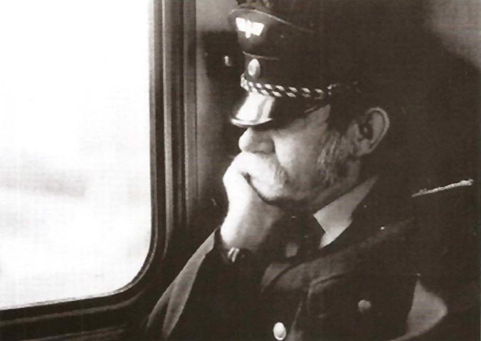 Bahnangestellter im Zug sitzend (Foto aus dem Katalog zum 50. Geburtstag von Heinz Brinkmann)